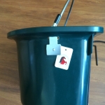 Balde dosificador con asa y Colgador.